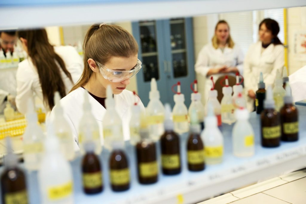 Studentki biotechnologii medycznej w trakcie zajęć w laboratorium